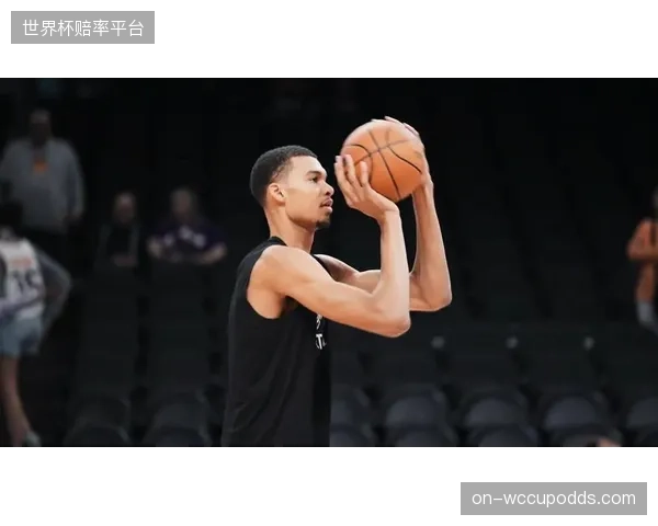文班亚马在抢七生死战中统治攻防两端，率领马刺淘汰卫冕冠军。